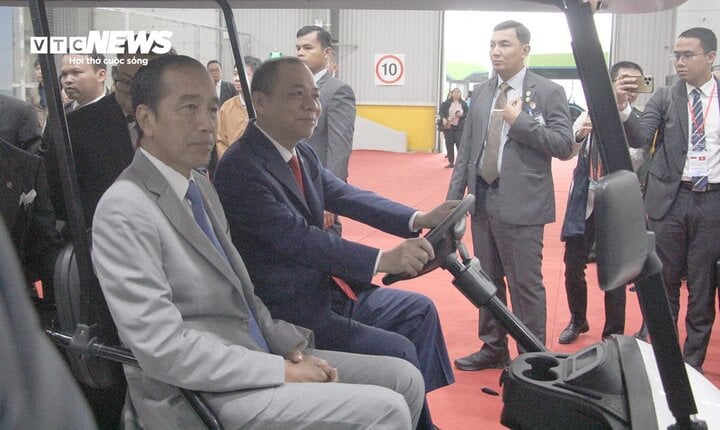 Ông Phạm Nhật Vượng lái xe chở Tổng thống Indonesia thăm nhà máy VinFast - Ảnh 2.