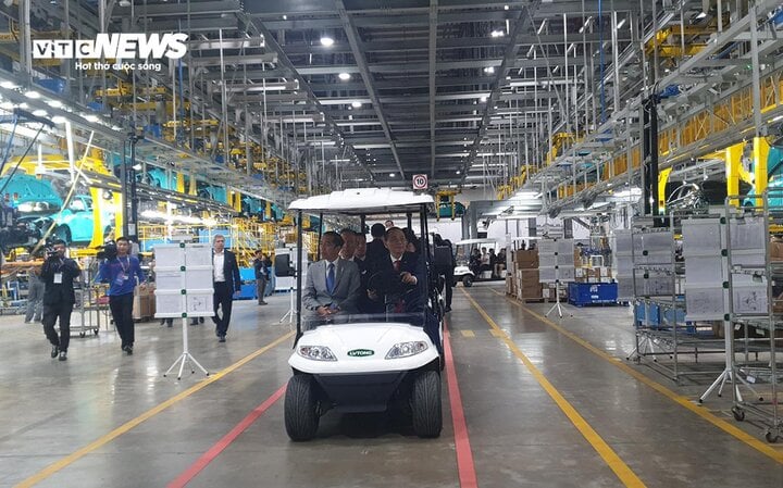 Ông Phạm Nhật Vượng lái xe chở Tổng thống Indonesia thăm nhà máy VinFast - Ảnh 3.