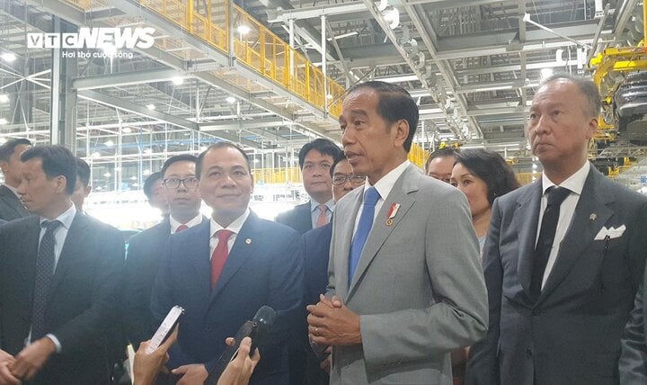 Ông Phạm Nhật Vượng lái xe chở Tổng thống Indonesia thăm nhà máy VinFast - Ảnh 4.