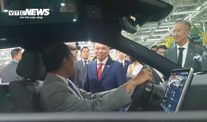 Ông Phạm Nhật Vượng lái xe chở Tổng thống Indonesia thăm nhà máy VinFast - Ảnh 5.
