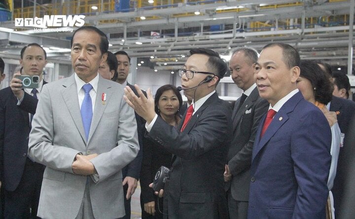 Ông Phạm Nhật Vượng lái xe chở Tổng thống Indonesia thăm nhà máy VinFast - Ảnh 6.