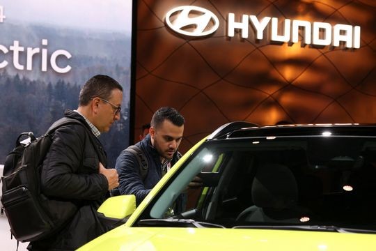 Từng 'vô cảm' với Mỹ, Hyundai, Kia quay ngoắt 180 độ với xe điện, bành trướng bất chấp kinh tế khó khăn - Ảnh 1.