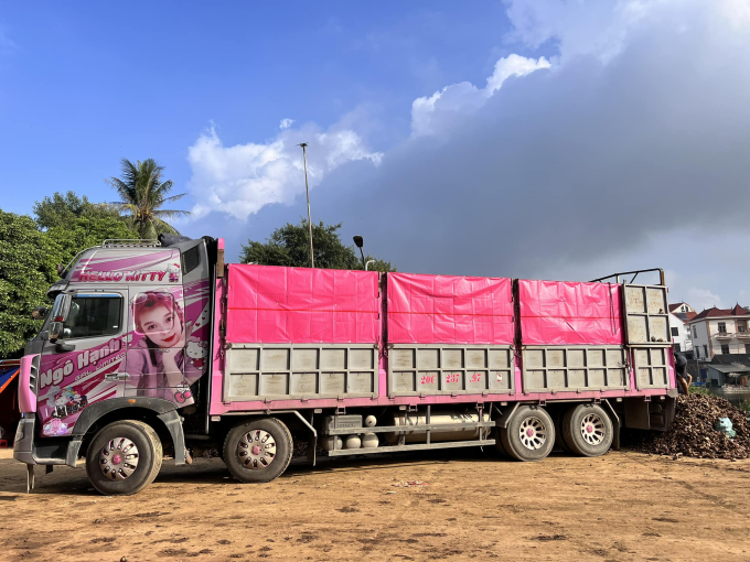 Gặp Ngô Hạnh - mỹ nữ lái xe tải 30 tấn ở Thái Nguyên, phủ hồng xe bằng hình Hello Kitty: Cuộc sống ra sao sau khi nổi tiếng? - Ảnh 2.