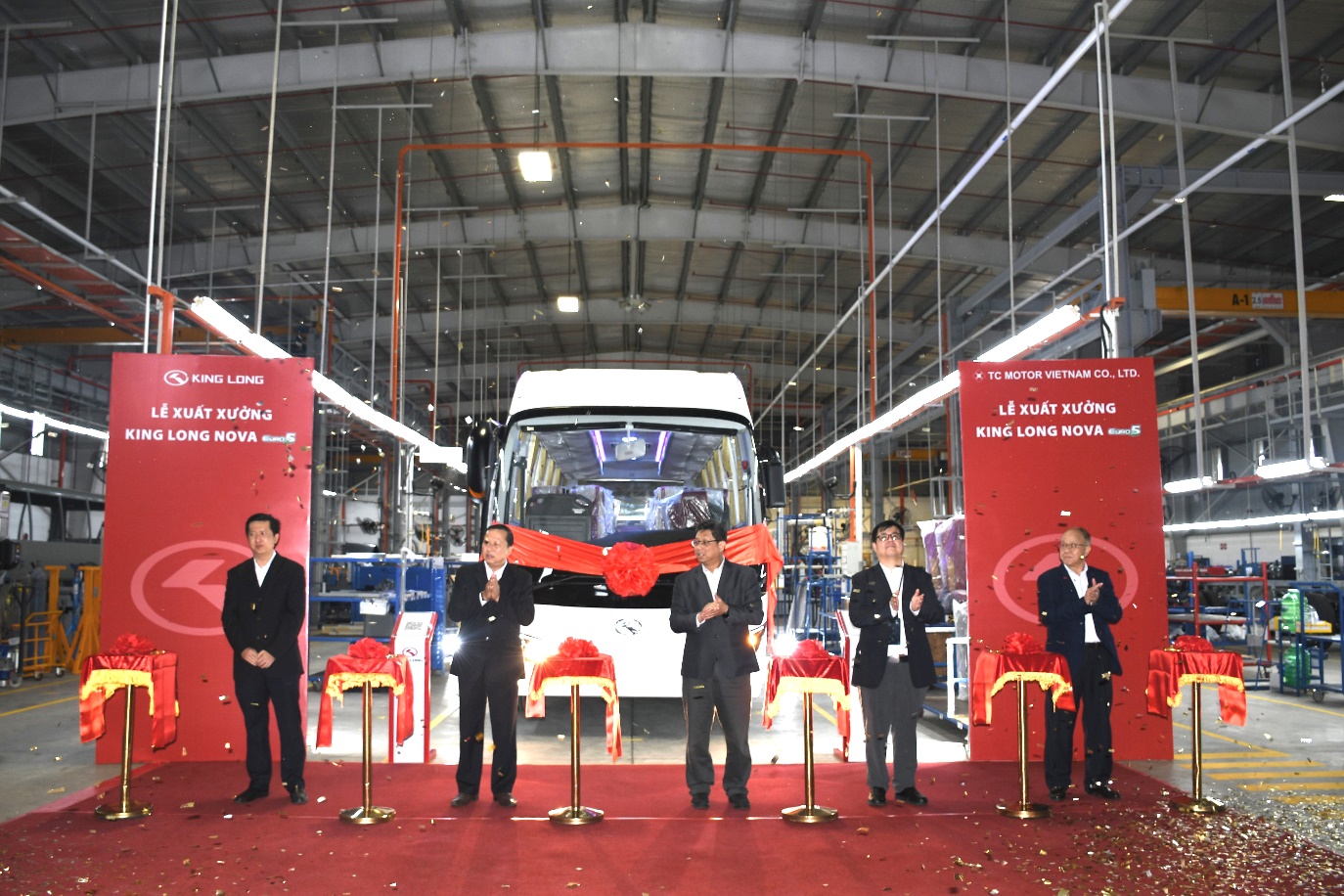 King Long NOVA EURO 5 đầu tiên xuất xưởng tại Nhà máy Ô tô TC Việt Nam: Giá dự kiến 1,9 tỷ đồng - Ảnh 1.