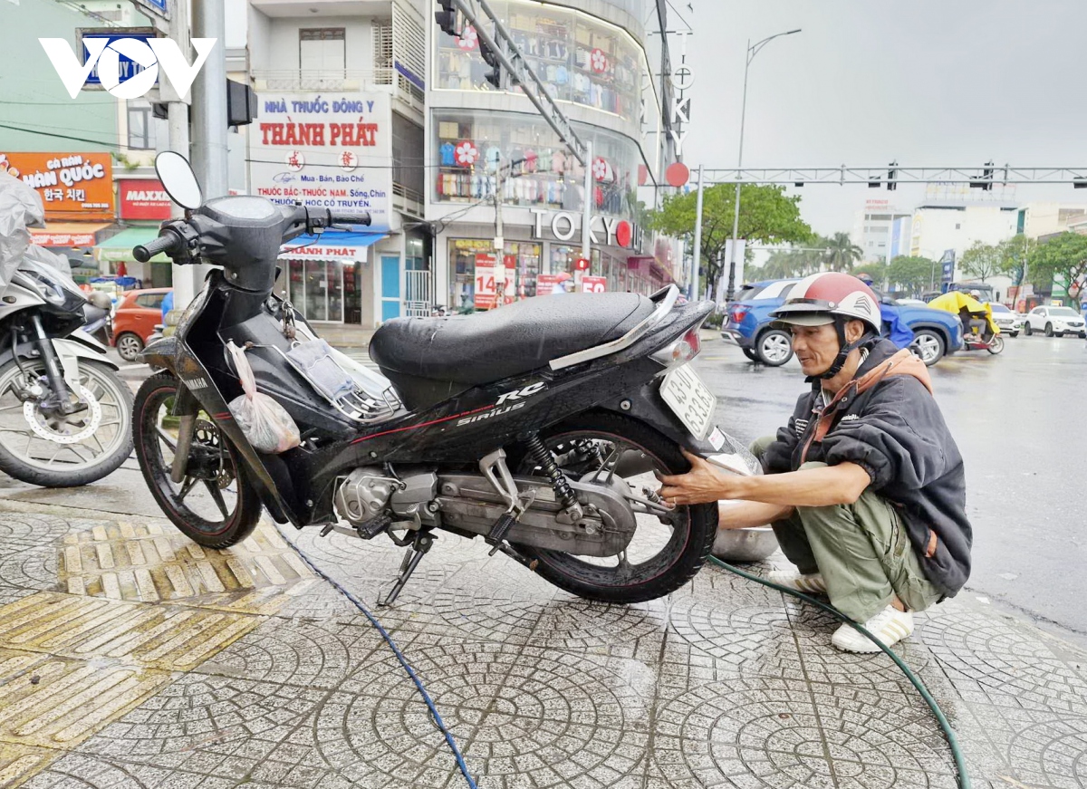 Người đàn ông nghèo 30 năm sửa xe miễn phí ở Đà Nẵng - Ảnh 3.