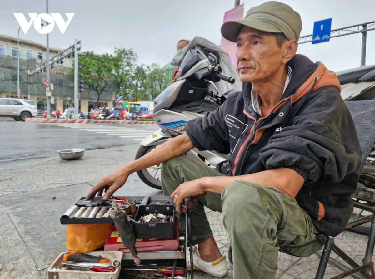 Người đàn ông nghèo 30 năm sửa xe miễn phí ở Đà Nẵng - Ảnh 1.