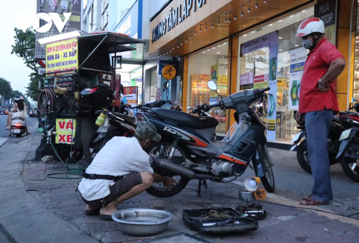 Người đàn ông nghèo 30 năm sửa xe miễn phí ở Đà Nẵng - Ảnh 2.