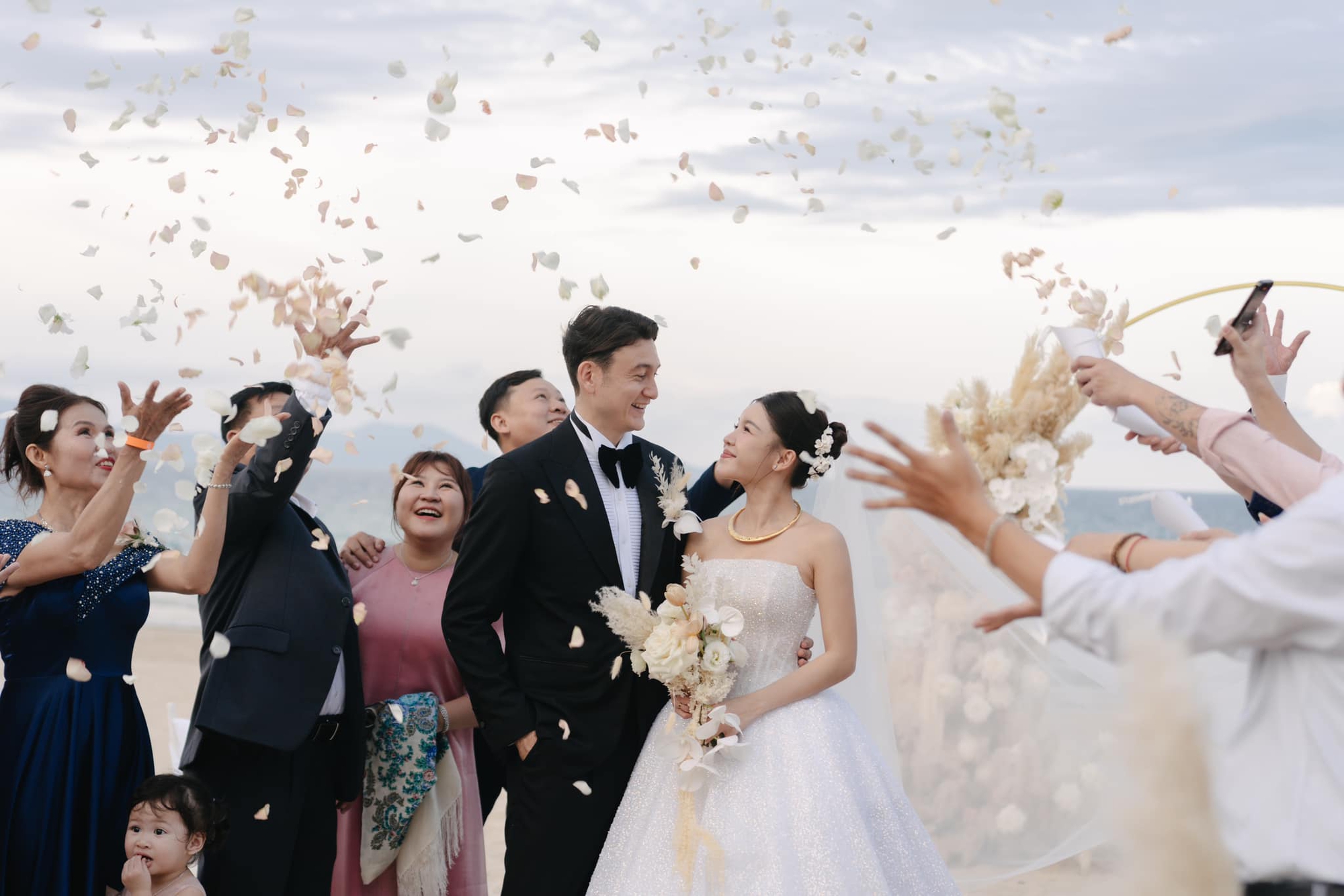 Team qua đường bắt gặp Đặng Văn Lâm được nữ gymer nóng bỏng nhất đưa đến khách sạn bằng xế hộp bạc tỉ- Ảnh 3. Team qua đường bắt gặp Đặng Văn Lâm được nữ gymer nóng bỏng nhất đưa đến khách sạn bằng xế hộp bạc tỉ- Ảnh 3.
