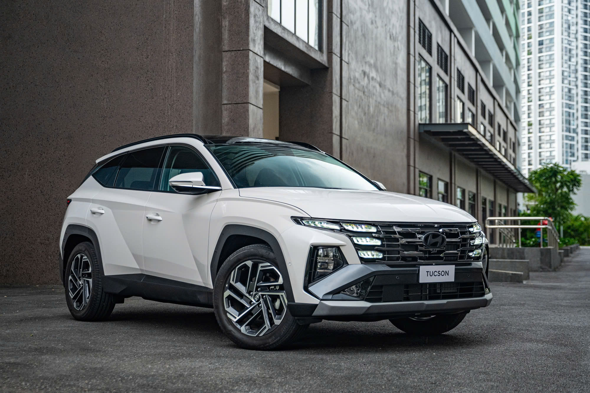 Cùng giá 979 triệu đồng, chọn Tucson 1.6 Turbo hay CX-5 2.5 Signature Exclusive và đây là bảng so sánh chi tiết- Ảnh 1. Cùng giá 979 triệu đồng, chọn Tucson 1.6 Turbo hay CX-5 2.5 Signature Exclusive và đây là bảng so sánh chi tiết- Ảnh 1.