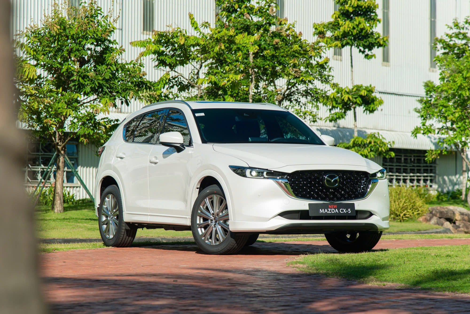 Cùng giá 979 triệu đồng, chọn Tucson 1.6 Turbo hay CX-5 2.5 Signature Exclusive và đây là bảng so sánh chi tiết- Ảnh 2. Cùng giá 979 triệu đồng, chọn Tucson 1.6 Turbo hay CX-5 2.5 Signature Exclusive và đây là bảng so sánh chi tiết- Ảnh 2.