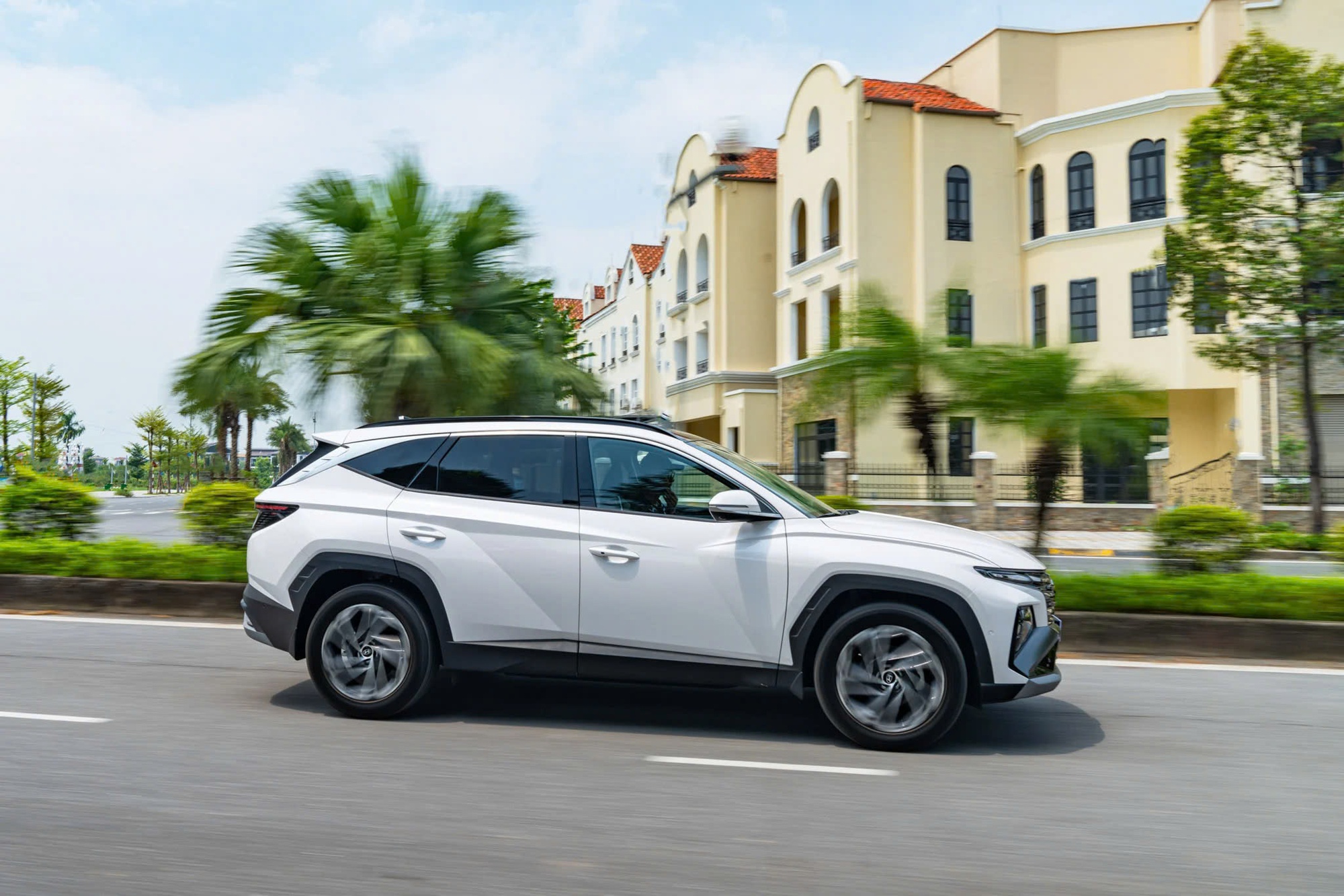 Cùng giá 979 triệu đồng, chọn Tucson 1.6 Turbo hay CX-5 2.5 Signature Exclusive và đây là bảng so sánh chi tiết- Ảnh 9. Cùng giá 979 triệu đồng, chọn Tucson 1.6 Turbo hay CX-5 2.5 Signature Exclusive và đây là bảng so sánh chi tiết- Ảnh 9.