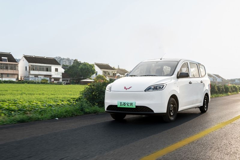 Wuling ra mắt MPV điện: Chạy 300km không cần sạc, giá quy đổi chỉ 240 triệu đồng- Ảnh 1.