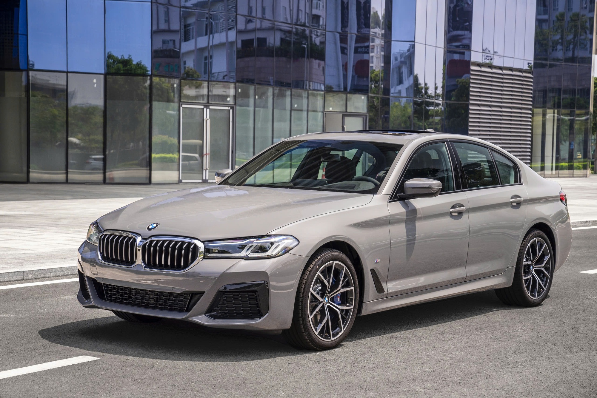 BMW 5-Series giảm giá 300 triệu tại đại lý