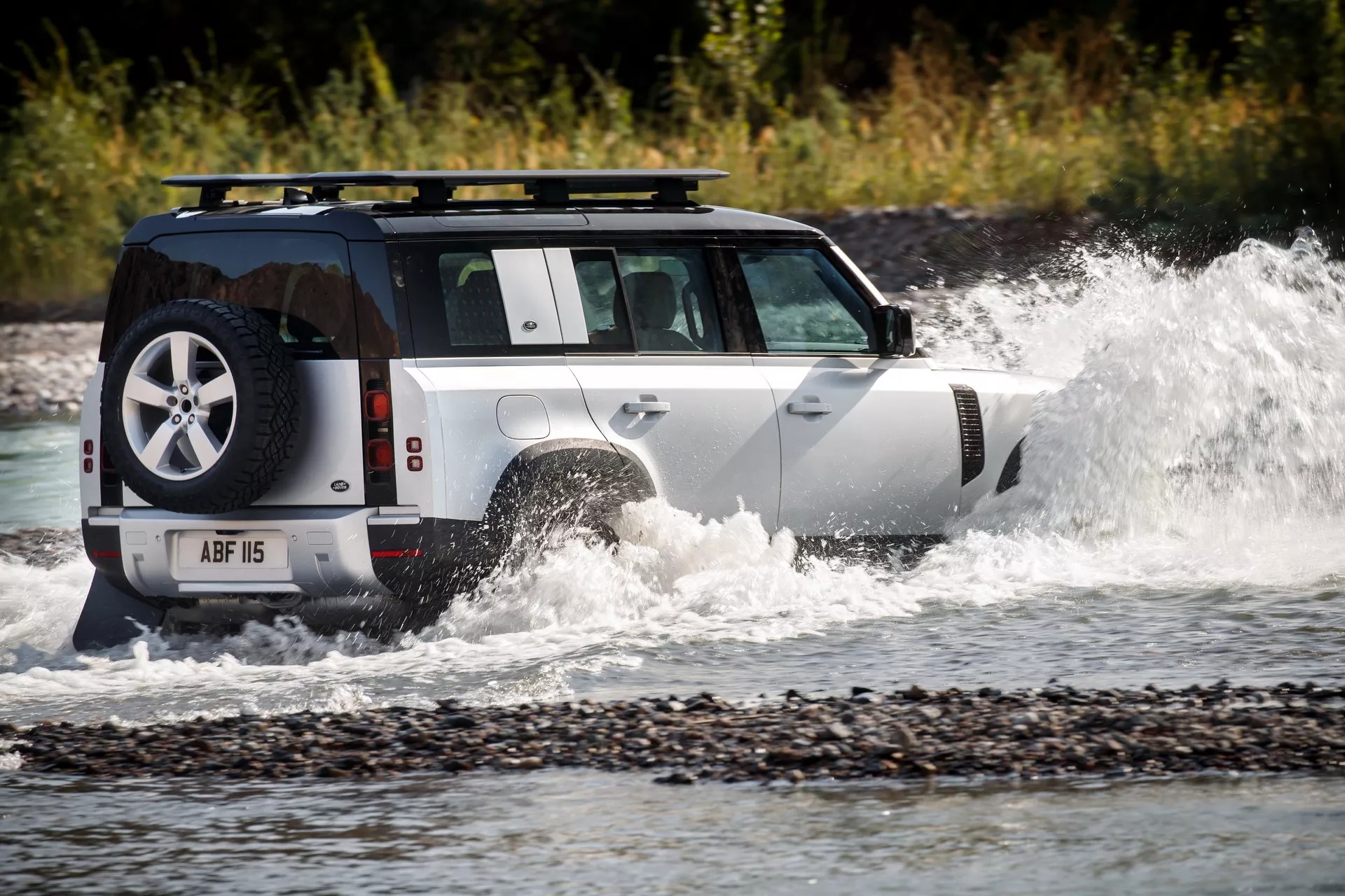 Chủ xe Land Rover Defender tố kính lái kém chất lượng, 4 năm thay 5 lần, tốn hàng trăm triệu đồng- Ảnh 3.