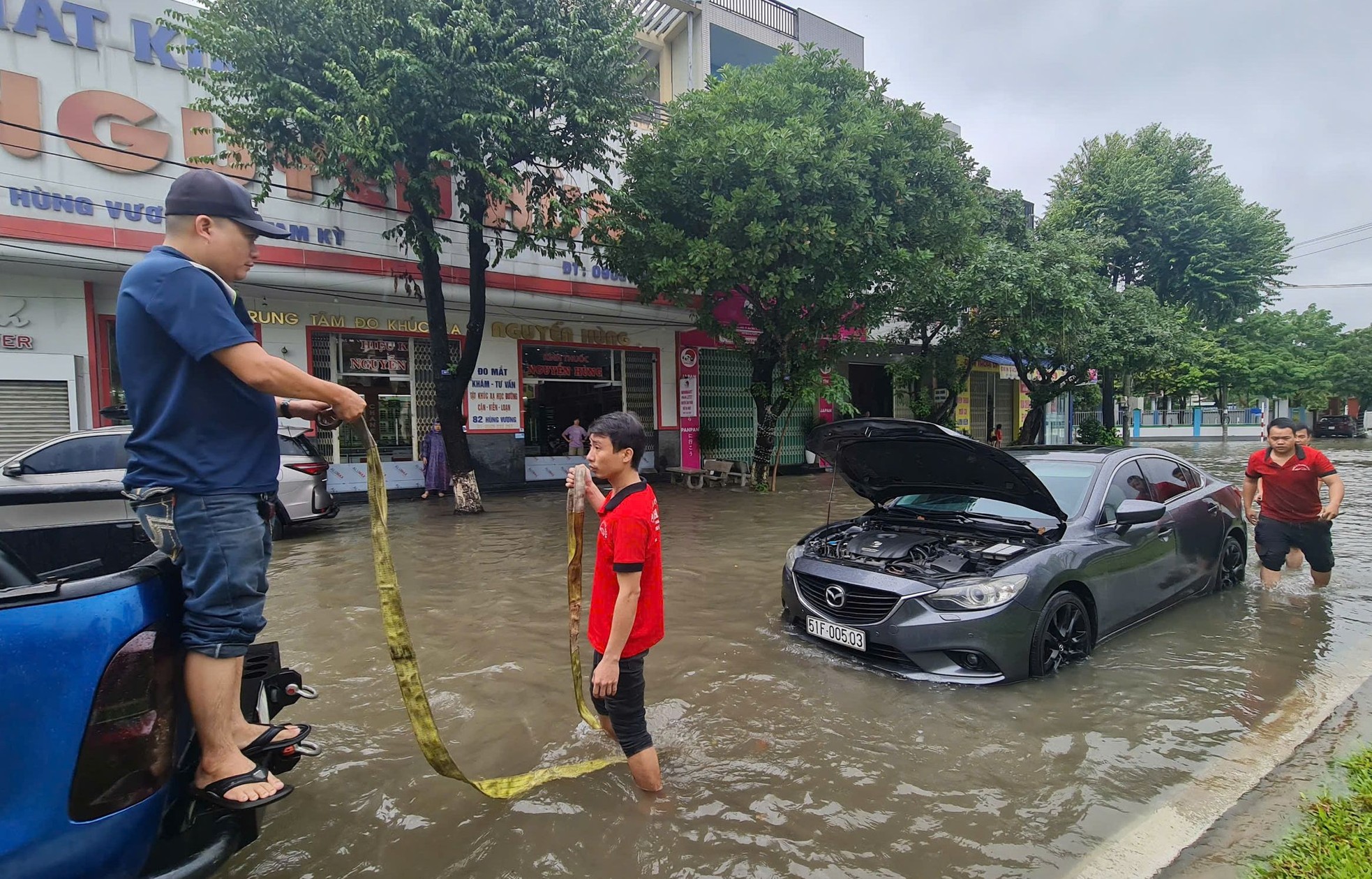 Mưa như trút ở Quảng Nam, ô tô 'chết đuối' giữa biển nước- Ảnh 1.