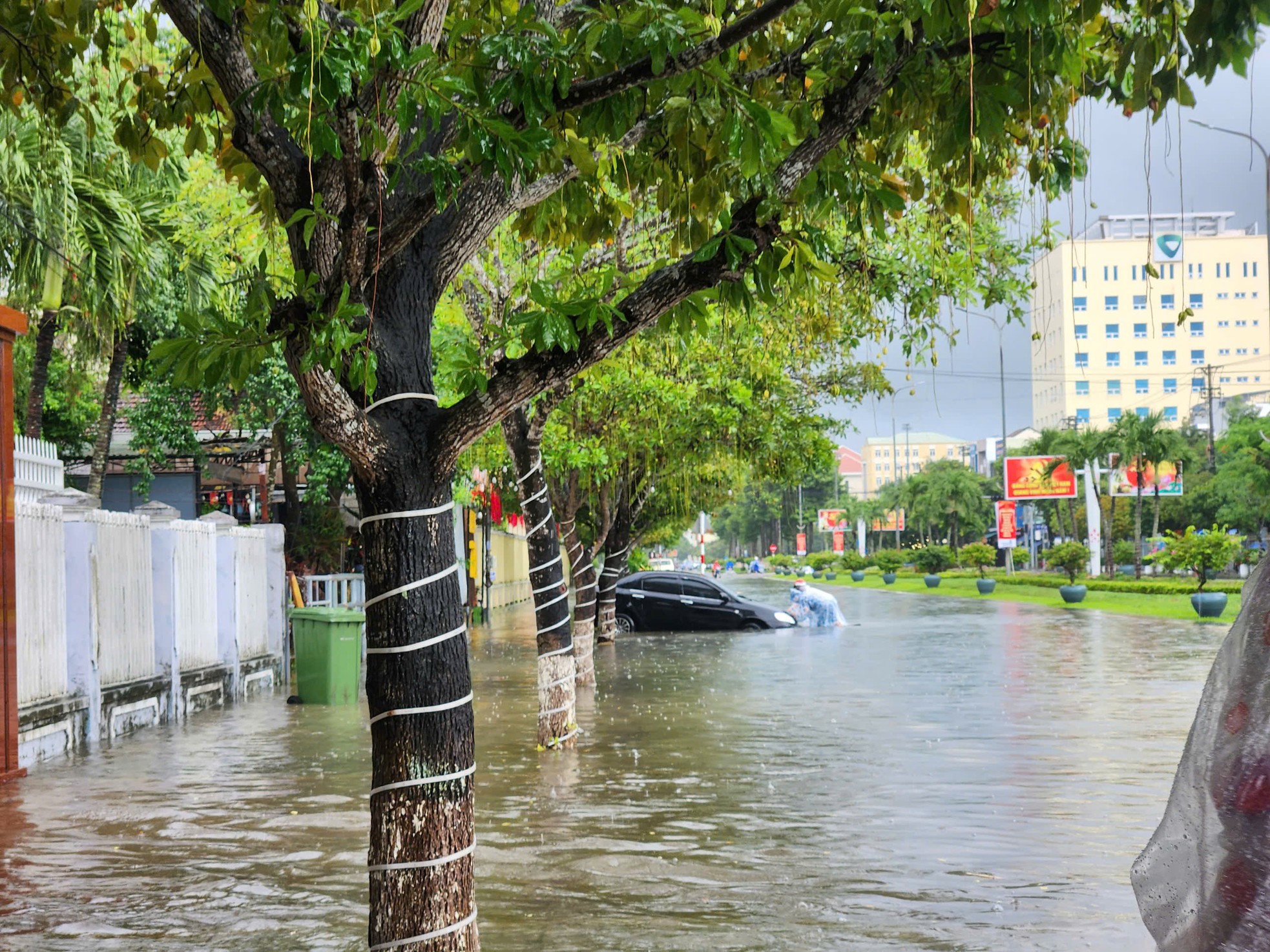 Mưa như trút ở Quảng Nam, ô tô 'chết đuối' giữa biển nước- Ảnh 9.