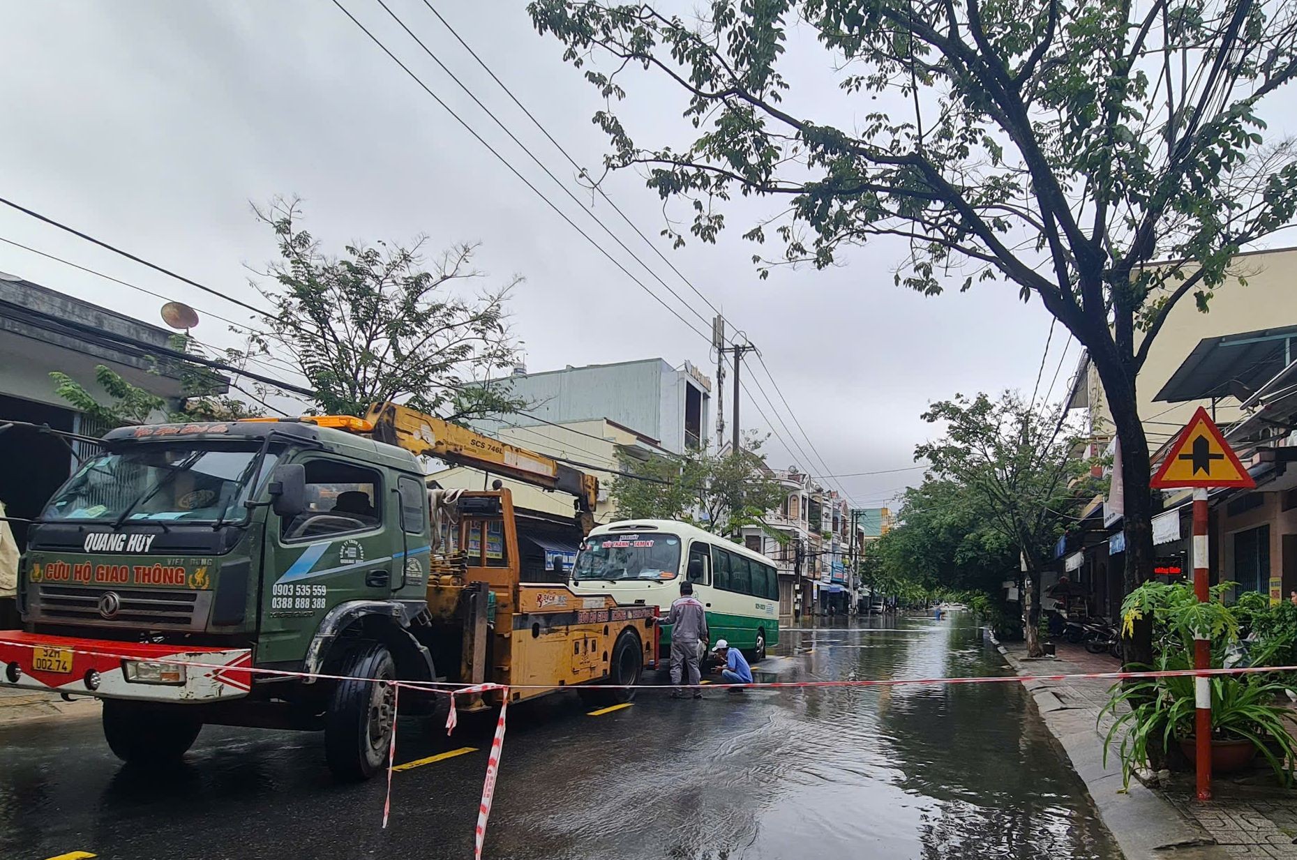 Mưa như trút ở Quảng Nam, ô tô 'chết đuối' giữa biển nước- Ảnh 6.