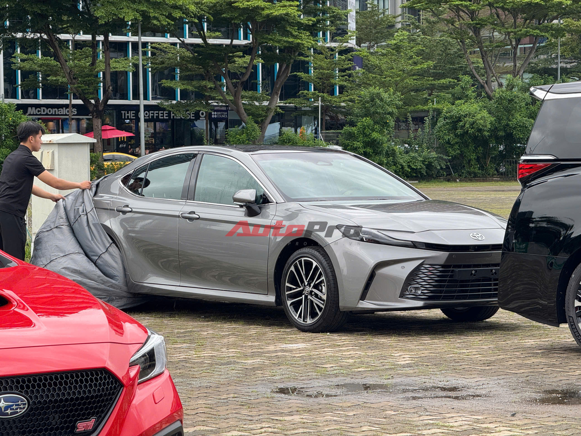 Hot nhất lúc này: Toyota Camry đời mới lộ diện tại VMS 2024, là bản cao nhất, màn hình kép 12,3inch, chỉ còn động cơ hybrid, có ADAS- Ảnh 2.