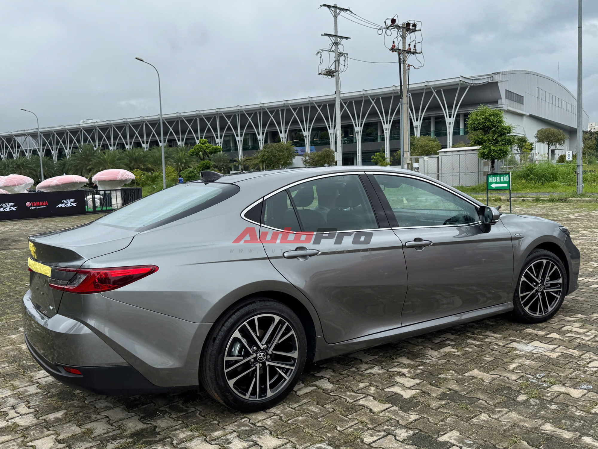 Hot nhất lúc này: Toyota Camry đời mới lộ diện tại VMS 2024, là bản cao nhất, màn hình kép 12,3inch, chỉ còn động cơ hybrid, có ADAS- Ảnh 4.