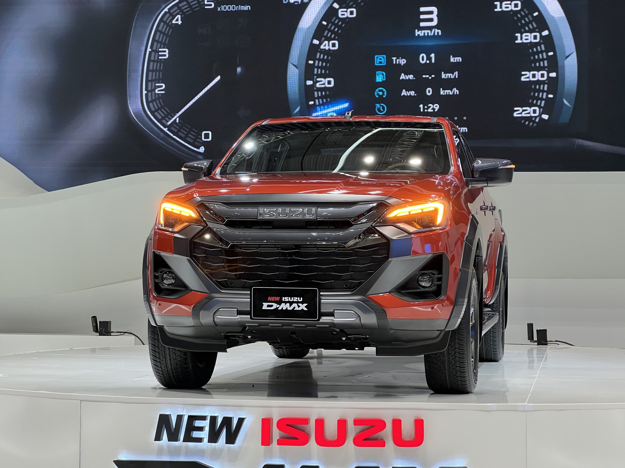 Isuzu D-Max facelift ra mắt VMS 2024: Khởi điểm từ 650 triệu đồng, thiết kế hầm hố, đồng hồ mới, động cơ 148 mã lực- Ảnh 10.