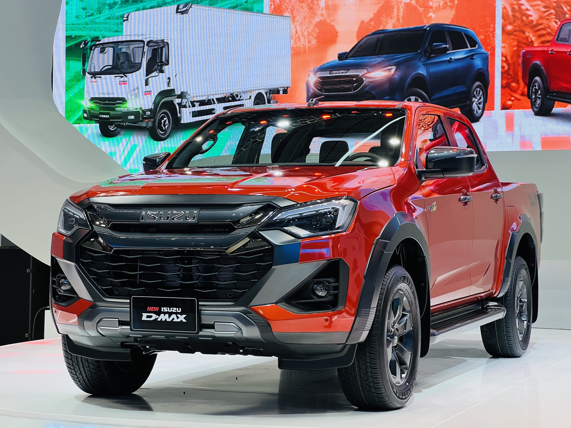 Isuzu D-Max facelift ra mắt VMS 2024: Khởi điểm từ 650 triệu đồng, thiết kế hầm hố, đồng hồ mới, động cơ 148 mã lực- Ảnh 1.