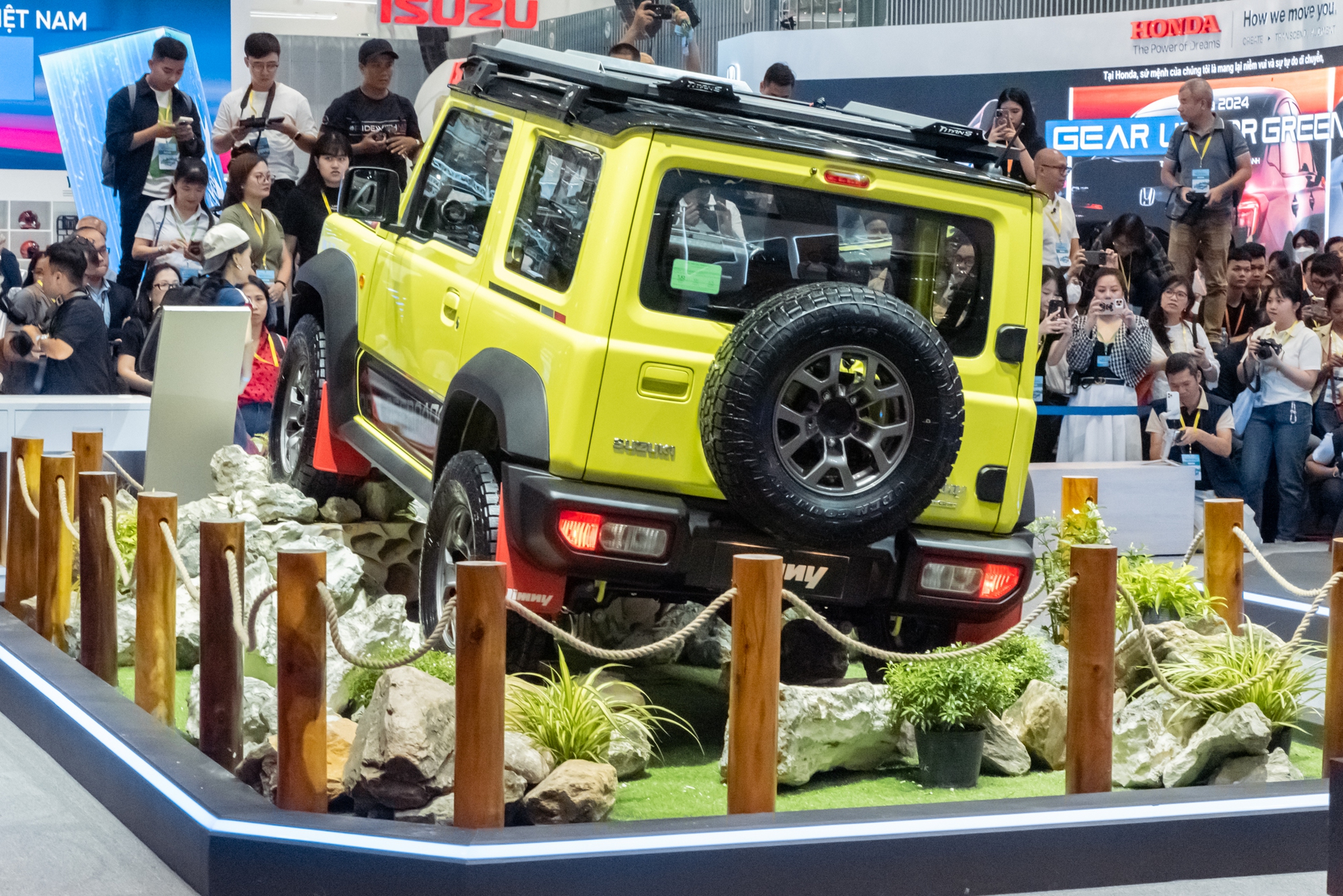 Suzuki đổi màu tại VMS: XL7 Hybrid và cặp đôi Jimny thay thế hết xe đô thị, hé lộ sắp thêm xe mới- Ảnh 6.