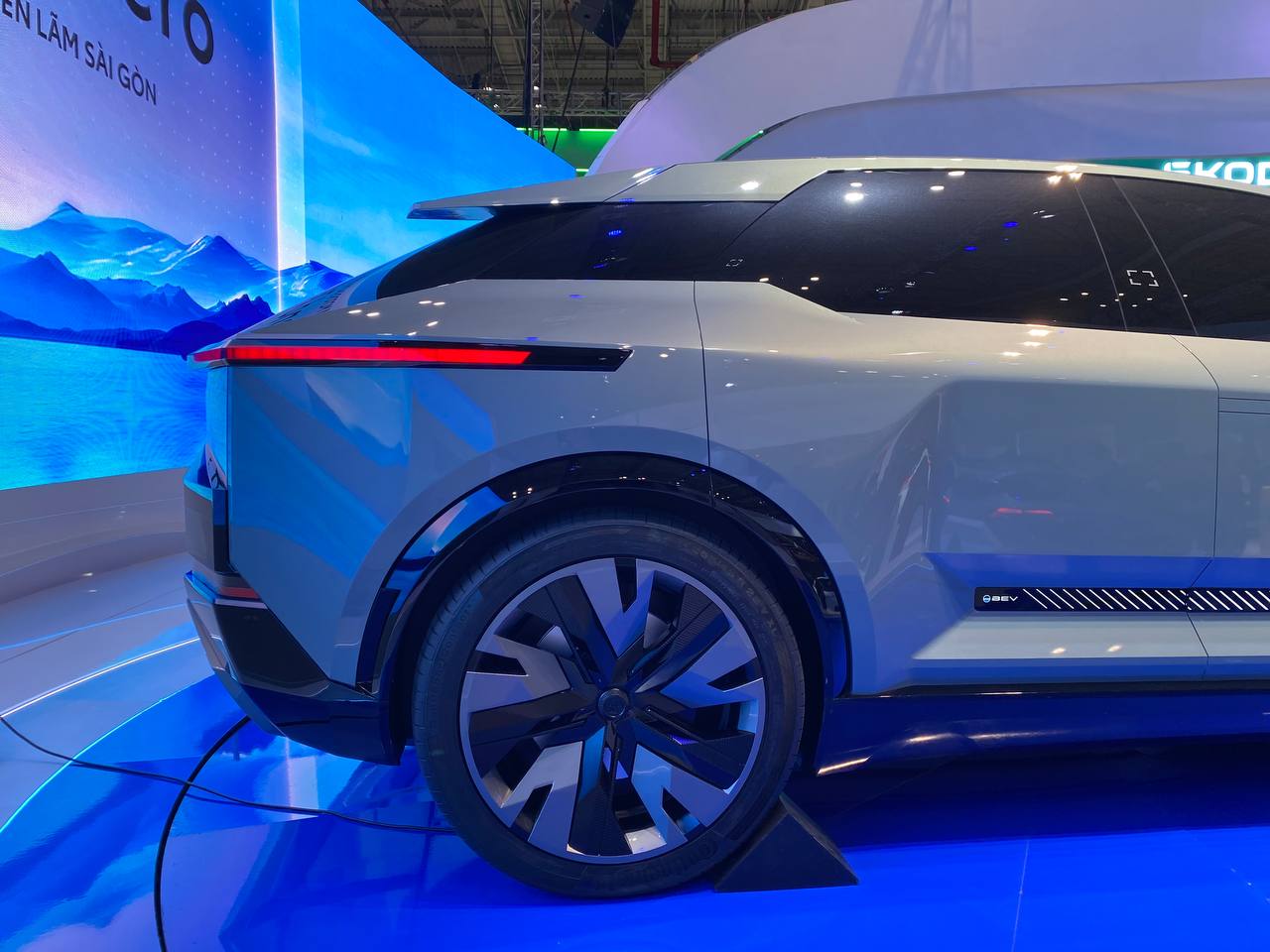 Concept xe điện lạ trong gian hàng Toyota tại VMS 2024: Thiết kế táo bạo, màn hình báo pin nhìn thấy ngay từ bên ngoài- Ảnh 6.