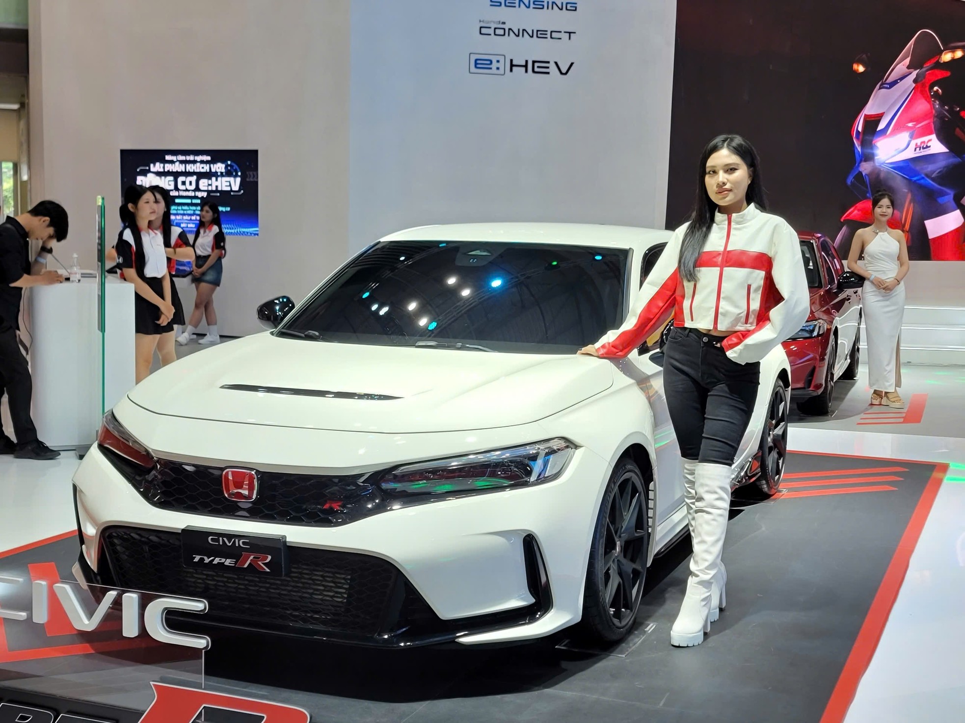 'Bóng hồng' khoe sắc tại Vietnam Motor Show 2024- Ảnh 14.