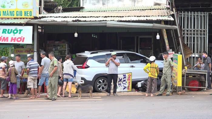 Ô tô 7 chỗ mất lái, lao thẳng vào tiệm rửa xe- Ảnh 2.