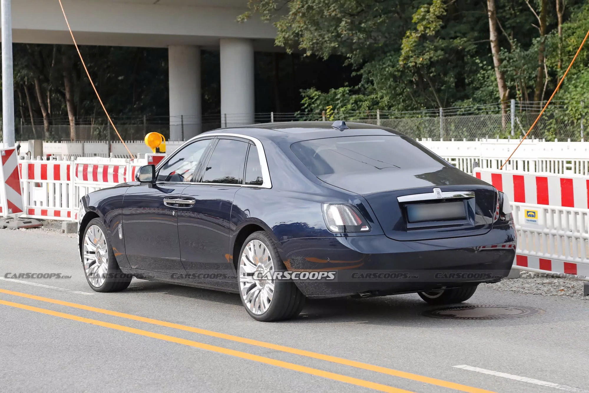 Rolls-Royce Ghost lộ bản nâng cấp: Tinh chỉnh thiết kế, bổ sung ADAS, động cơ không đổi, ra mắt năm 2026- Ảnh 2.