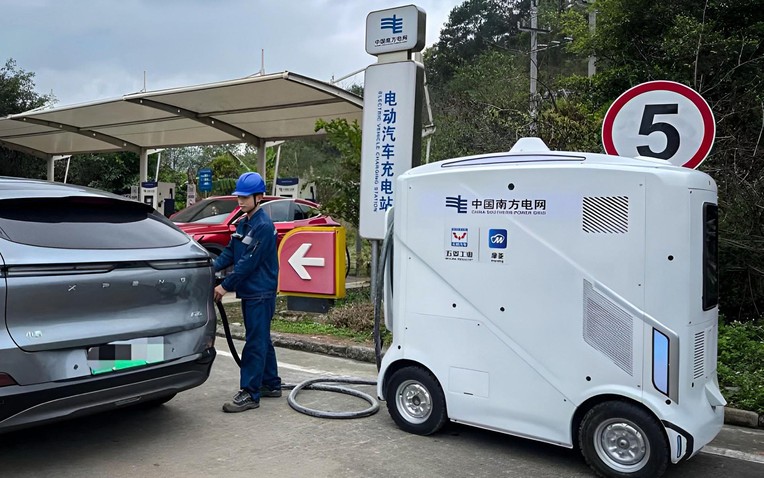 Trung Quốc tung ra 'cục sạc di động' cho ô tô điện, có thể di chuyển tự do mà không cần người điều khiển- Ảnh 1.