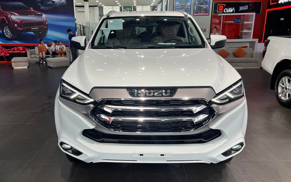 Isuzu mu-X giảm giá còn hơn 760 triệu tại đại lý: Cùng cỡ Fortuner nhưng rẻ ngang Yaris Cross, cơ hội thoát nhóm bán ít nhất cuối năm- Ảnh 2.