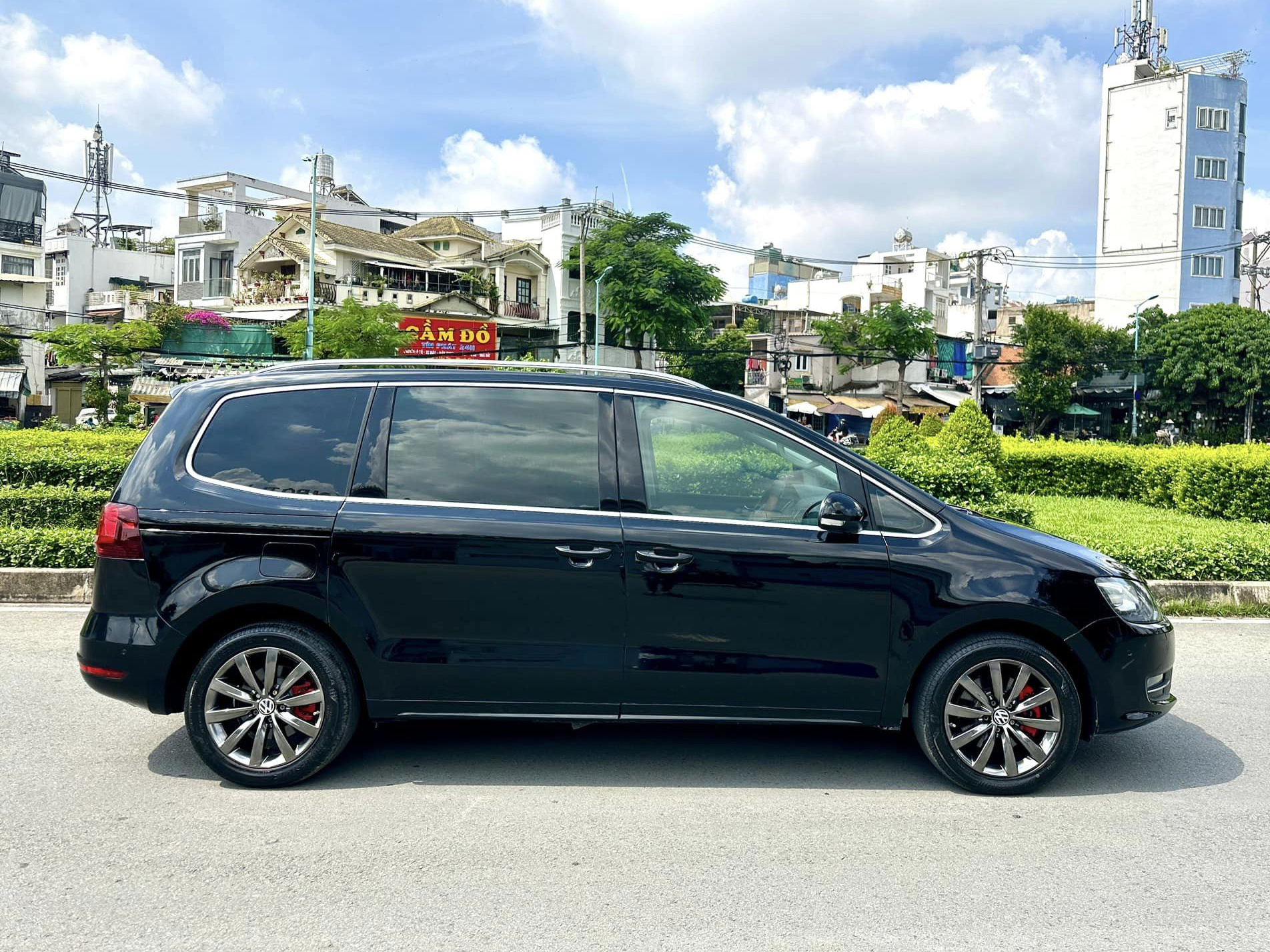 VW Sharan bán lại giá hơn 630 triệu ngang Xpander mới: Từng đắt hơn Sedona, có ghế massage, cửa nóc toàn cảnh, động cơ 220 mã lực- Ảnh 4.