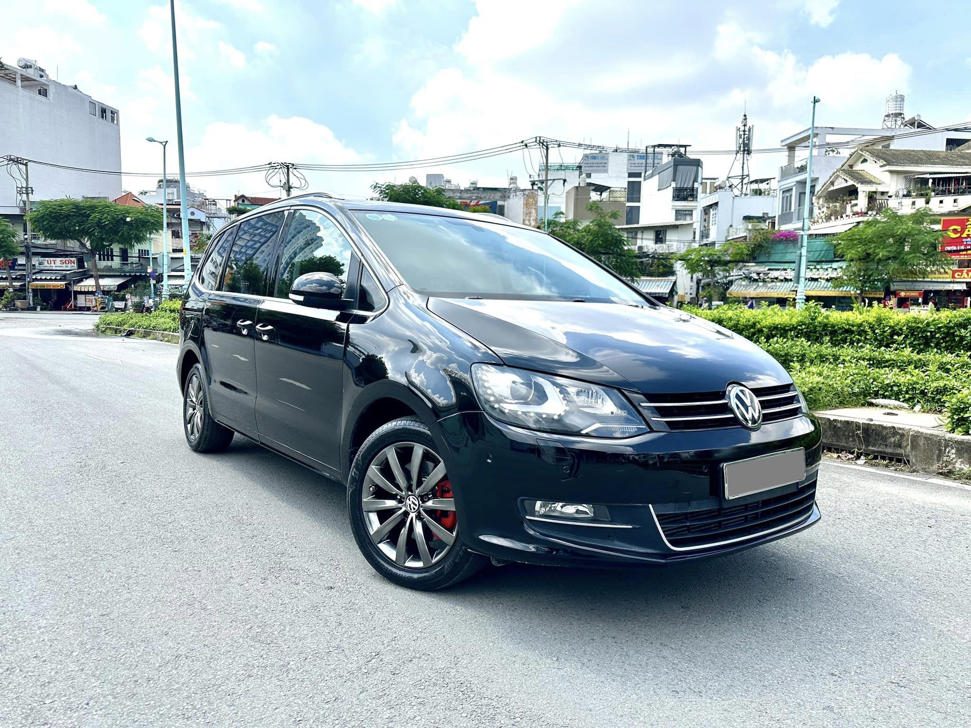 VW Sharan bán lại giá hơn 630 triệu ngang Xpander mới: Từng đắt hơn Sedona, có ghế massage, cửa nóc toàn cảnh, động cơ 220 mã lực- Ảnh 2.