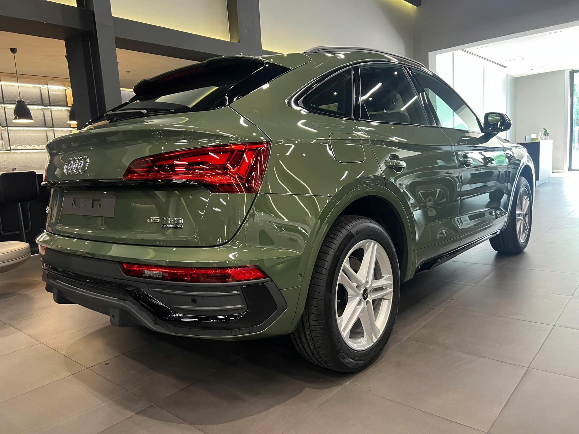 Audi Q5 Sportback về đại lý: Bản Black Edition, màu giống A8L, giá 2,49 tỷ đồng, rẻ cả trăm triệu so với X4 và GLC 300 Coupe- Ảnh 3.