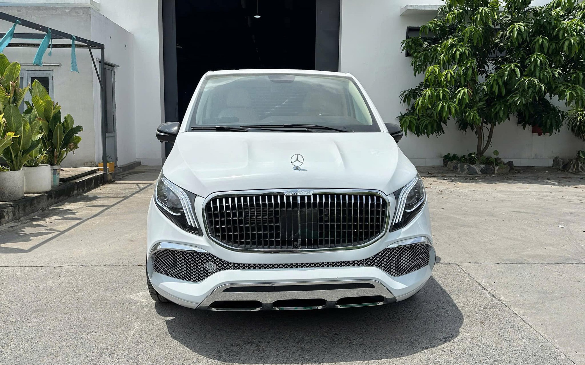 Mercedes-Benz V-Class ‘giá rẻ’ độ kiểu Maybach tại đại lý: Giá hơn 3,6 tỷ đắt hơn 2 chiếc Carnival cao cấp, có TV to, ghế ‘chủ tịch’- Ảnh 3.