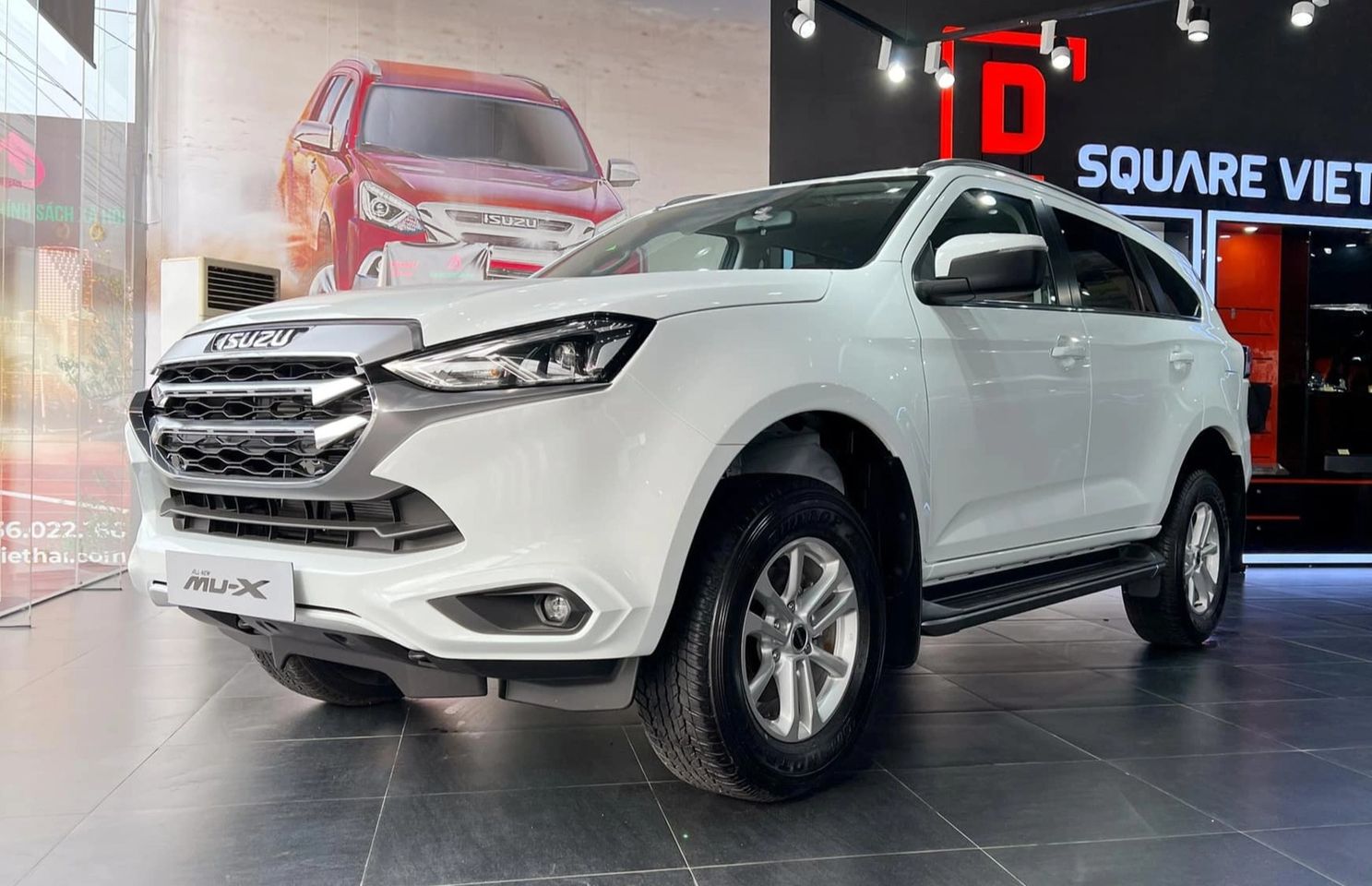 Isuzu mu-X giảm tới 215 triệu tại đại lý: Giá khởi điểm từ 810 triệu đồng, SUV hạng D nhưng rẻ ngang CX-5, Territory- Ảnh 1.