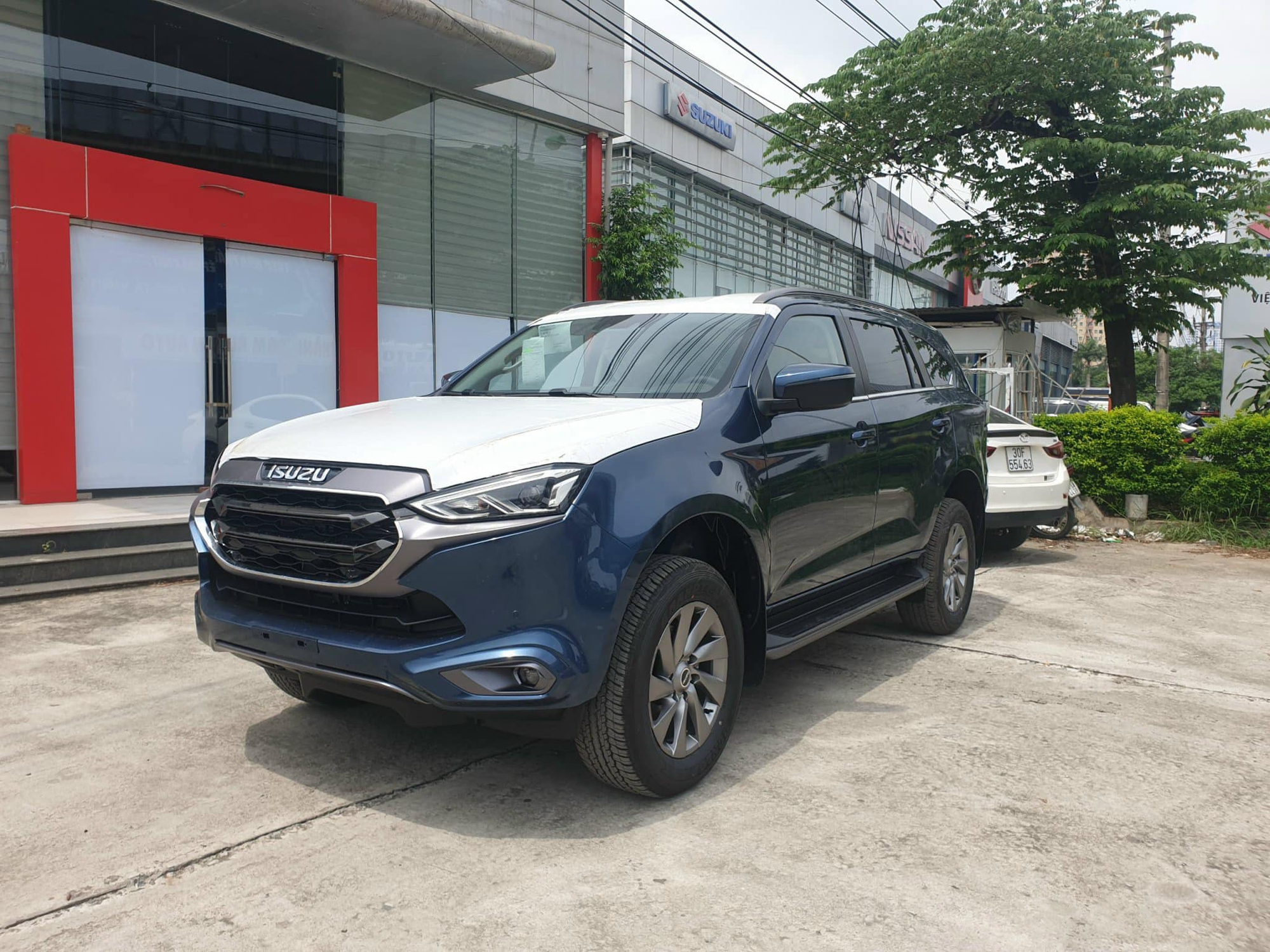 Isuzu mu-X giảm tới 215 triệu tại đại lý: Giá khởi điểm từ 810 triệu đồng, SUV hạng D nhưng rẻ ngang CX-5, Territory- Ảnh 3.