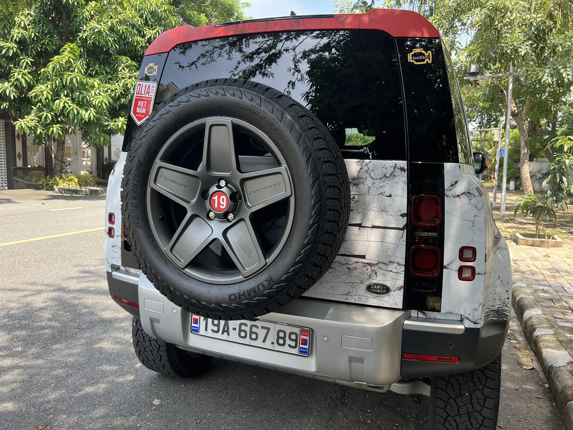 Dân chơi Overland Việt Nam chi 140 triệu đồng "độ" "dàn chân" Defender: Mâm hàng thửa đặt làm từ nước ngoài, lốp trúng đấu giá từ thiện- Ảnh 3.