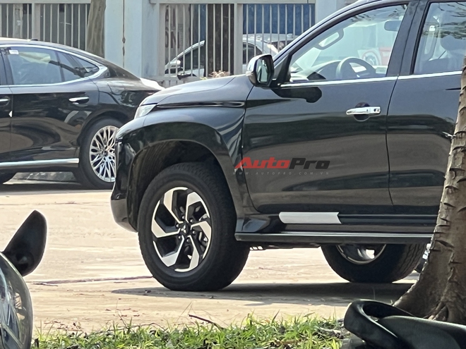 Mitsubishi Pajero Sport mới lộ ảnh tại Việt Nam: Thiết kế tinh chỉnh, dễ có động cơ và hộp số mới- Ảnh 3.