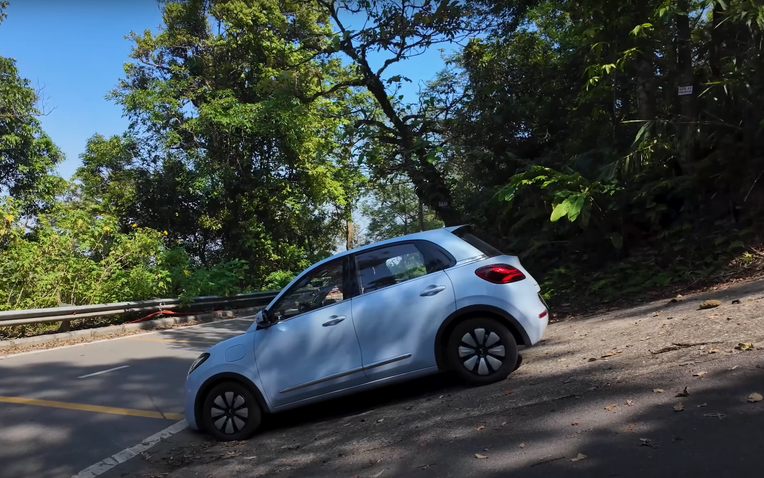 Wuling Bingo không lên nổi dốc- Ảnh 1. Wuling Bingo không lên nổi dốc- Ảnh 1.