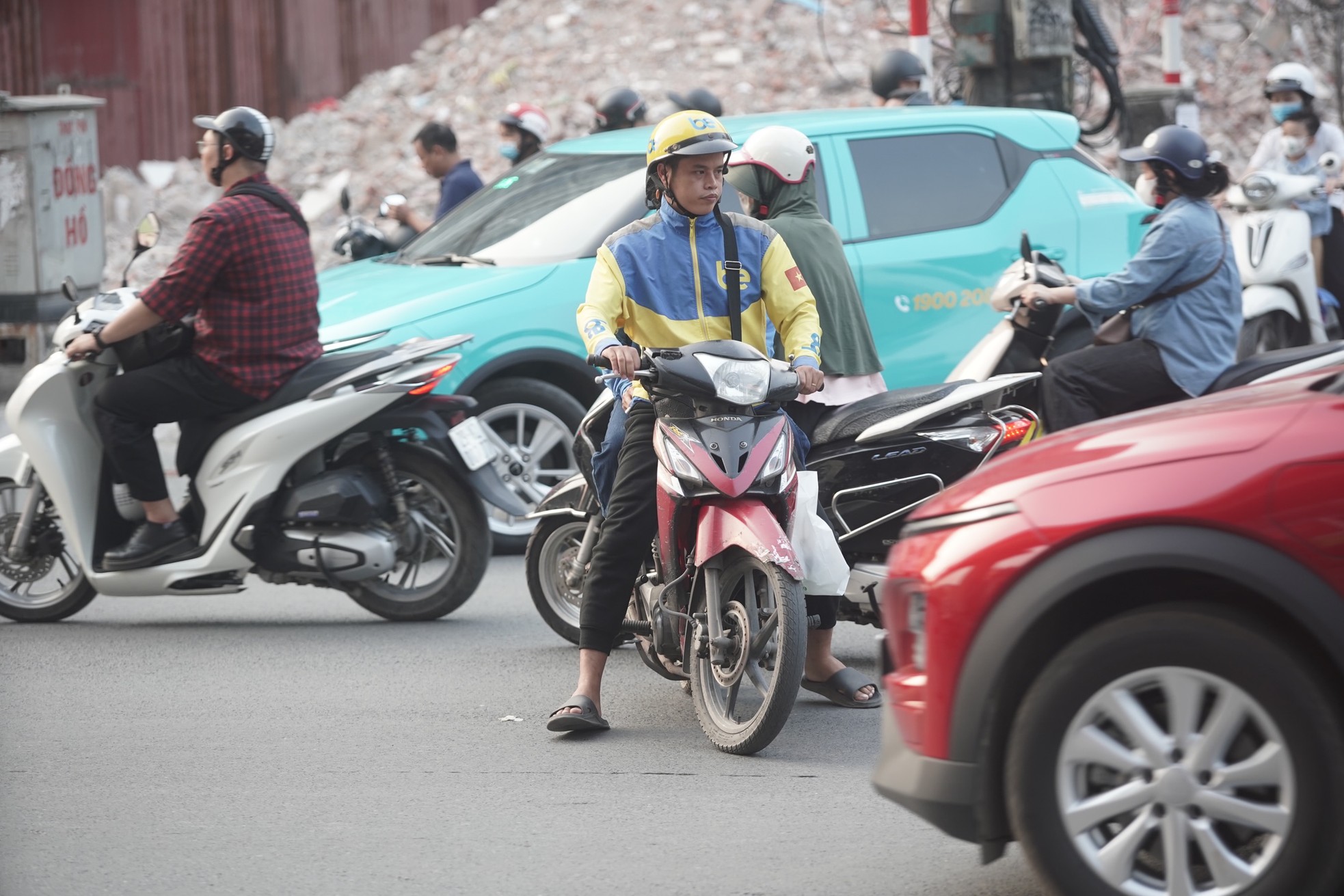 Hãi hùng cảnh người dân liều "cắt" đầu ô tô, lao qua dòng xe để xuống hầm chui Thanh Xuân- Ảnh 8.