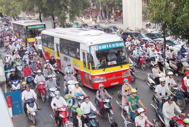 Hà Nội cấm xe máy cũ, ô tô, xe buýt chạy dầu trong vùng phát thải thấp- Ảnh 2.