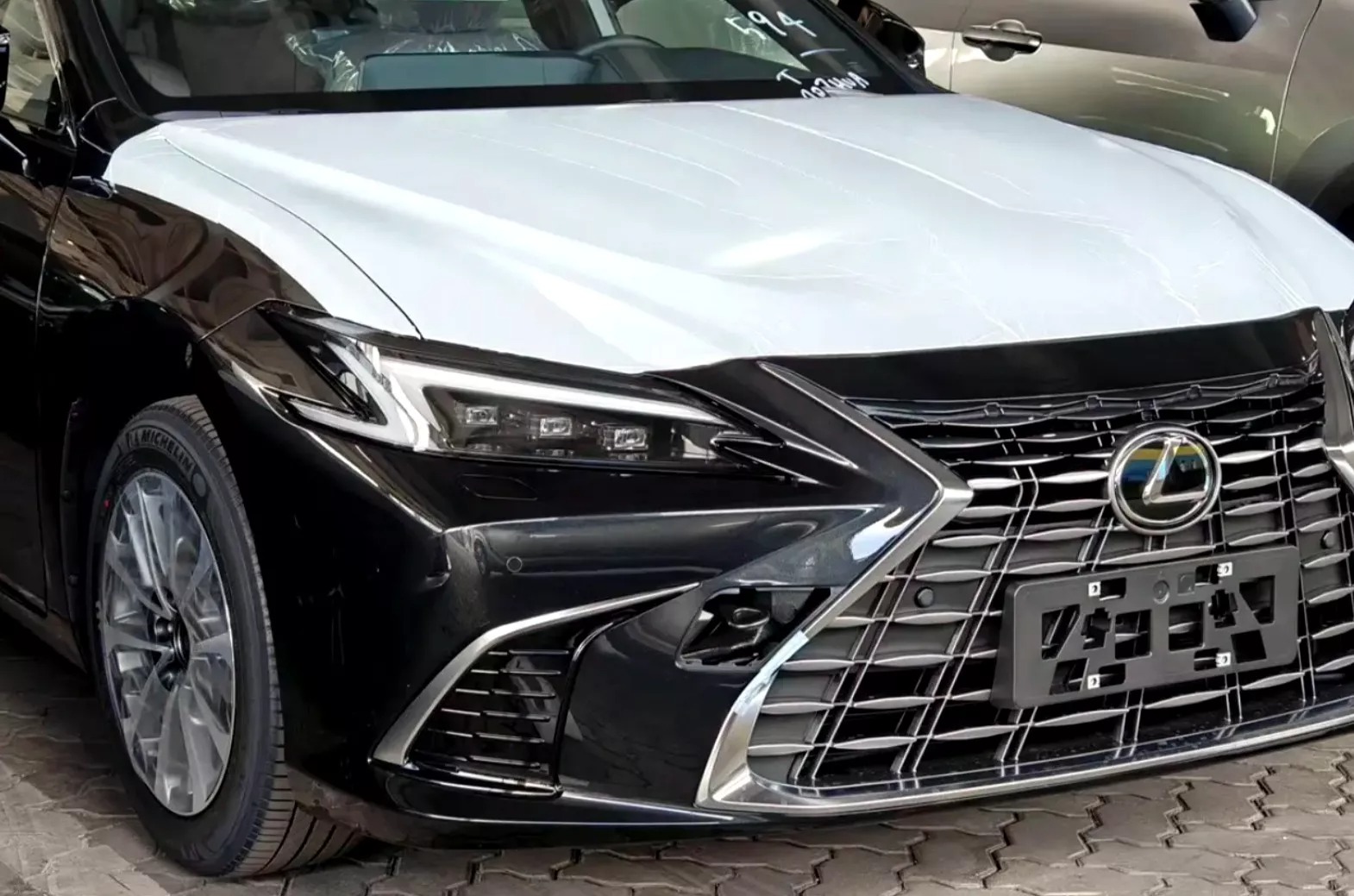 Lộ thông tin Lexus ES 2025: Lưới tản nhiệt và đèn pha mới, thêm màn hình 14 inch, giảm nút bấm vật lý, động cơ giữ nguyên, ra mắt đầu năm sau- Ảnh 2.