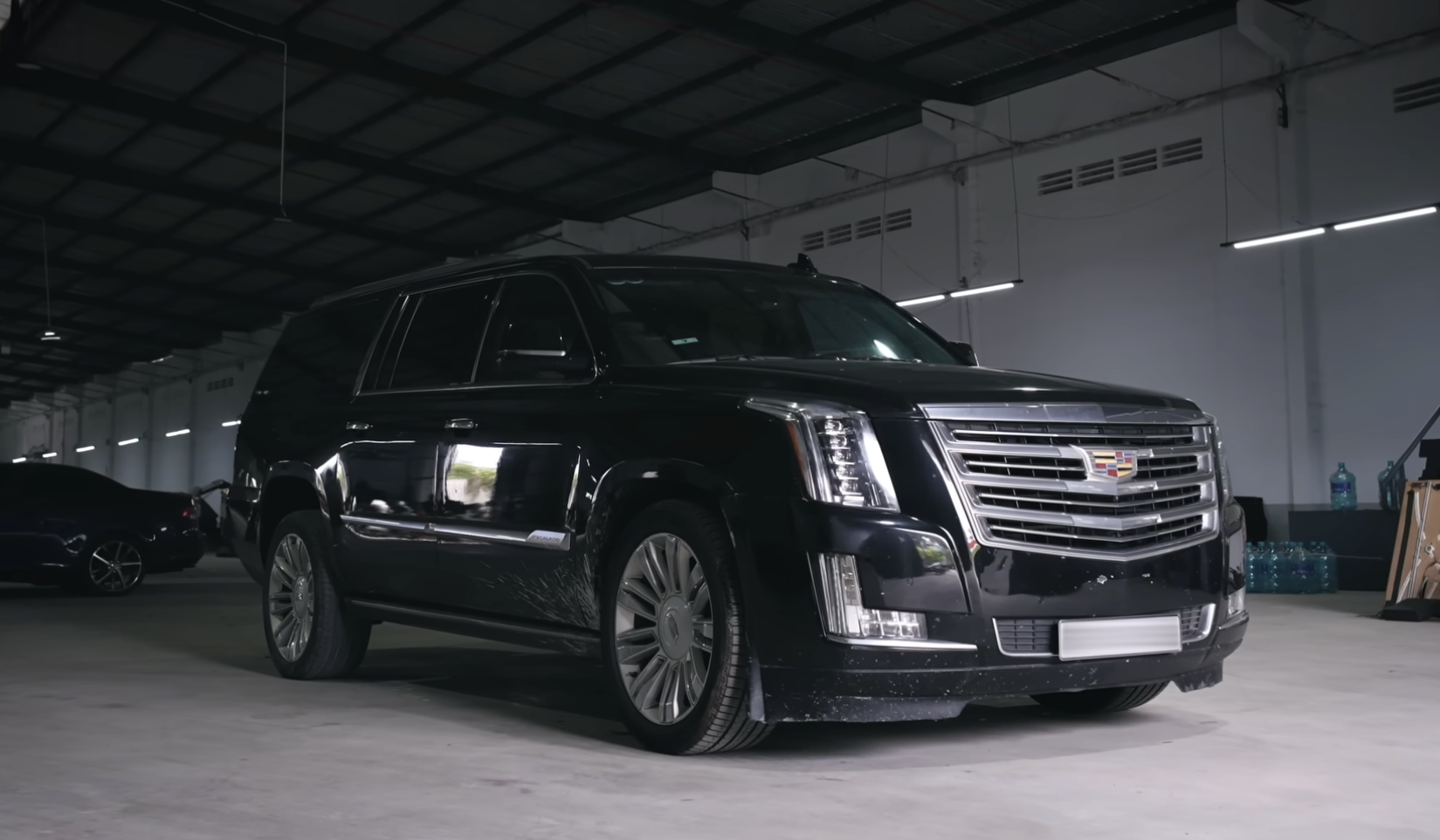 Tay chơi Thủ đô mang Cadillac Escalade 10 năm tuổi vào tận TP. HCM để tân trang: Nội thất thay bằng ghế Maybach, có thêm dàn karaoke ‘đỉnh nóc, kịch trần’- Ảnh 2.