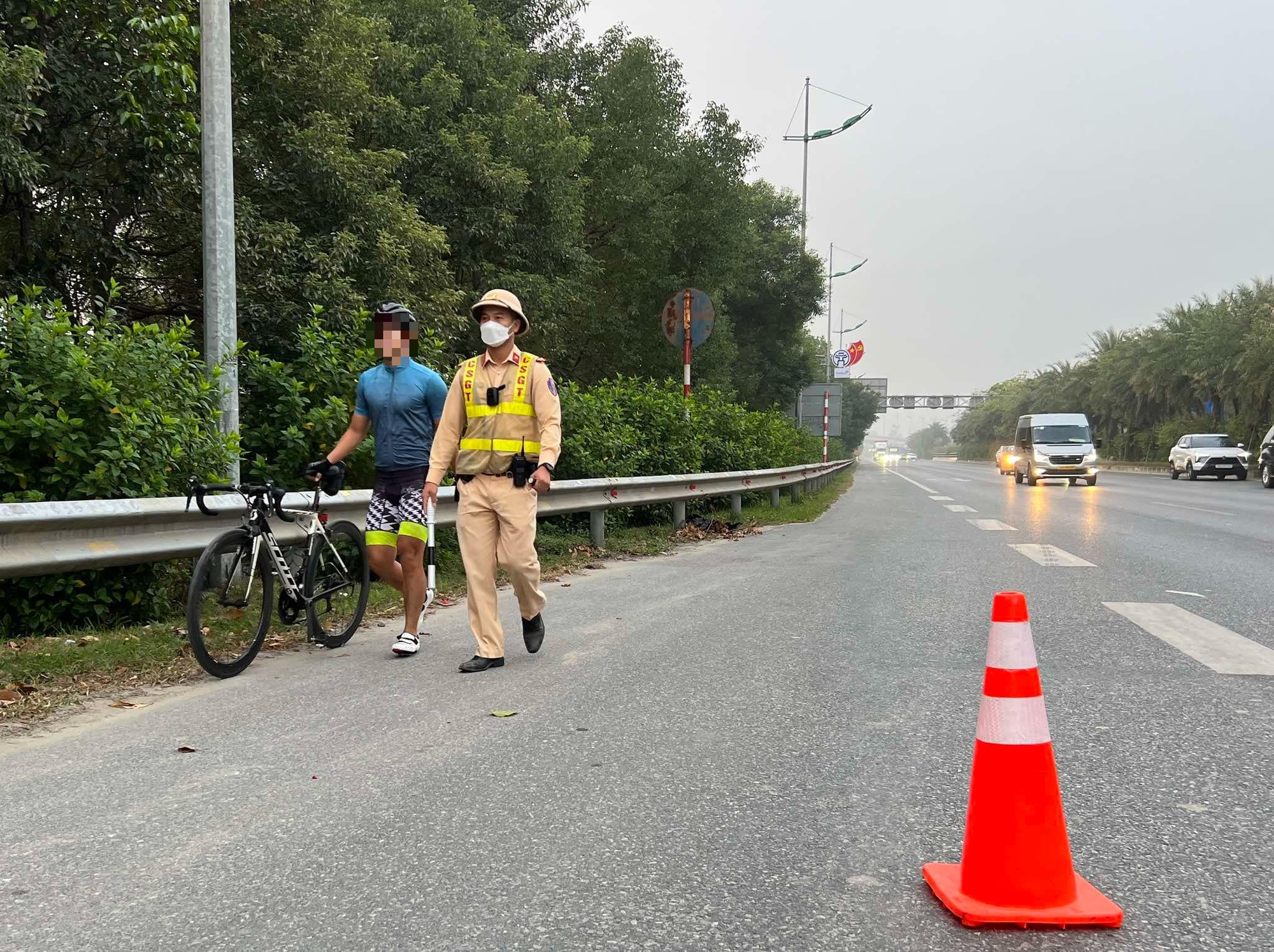 Bất chấp biển cấm, hàng loạt “cua rơ” coi thường tính mạng, ngang nhiên đi xe đạp trên cầu Nhật Tân- Ảnh 1.