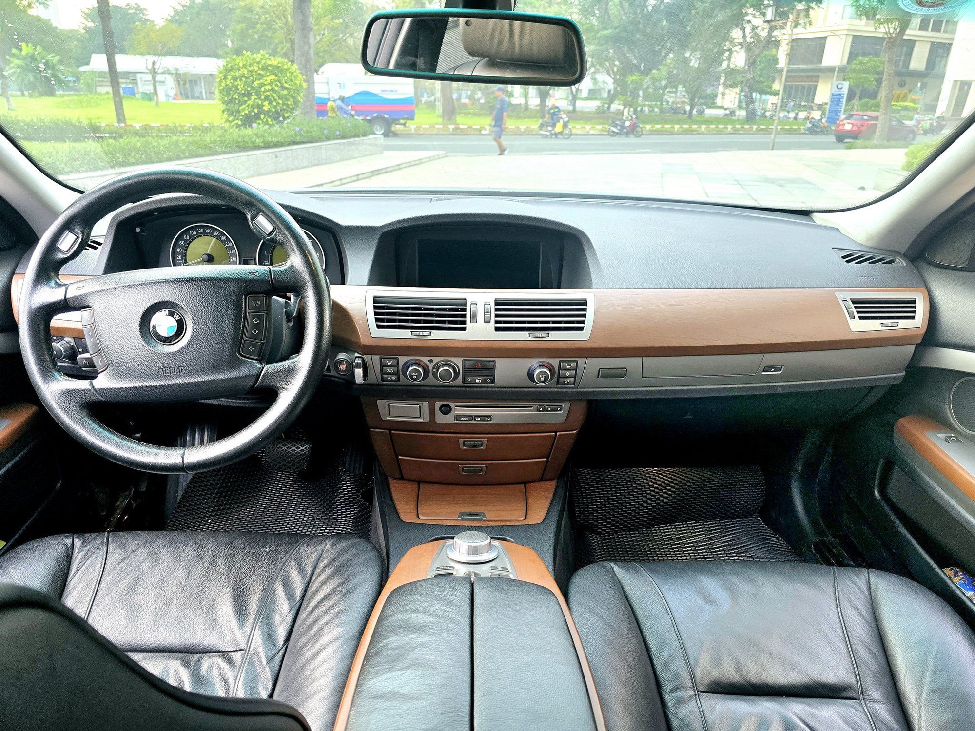 BMW 750Li rao bán hơn 400 triệu do chủ chạy không hợp gu: Người bán khẳng định 'xe trưng là chính', 16 năm chỉ chạy hơn 6 vạn- Ảnh 4.