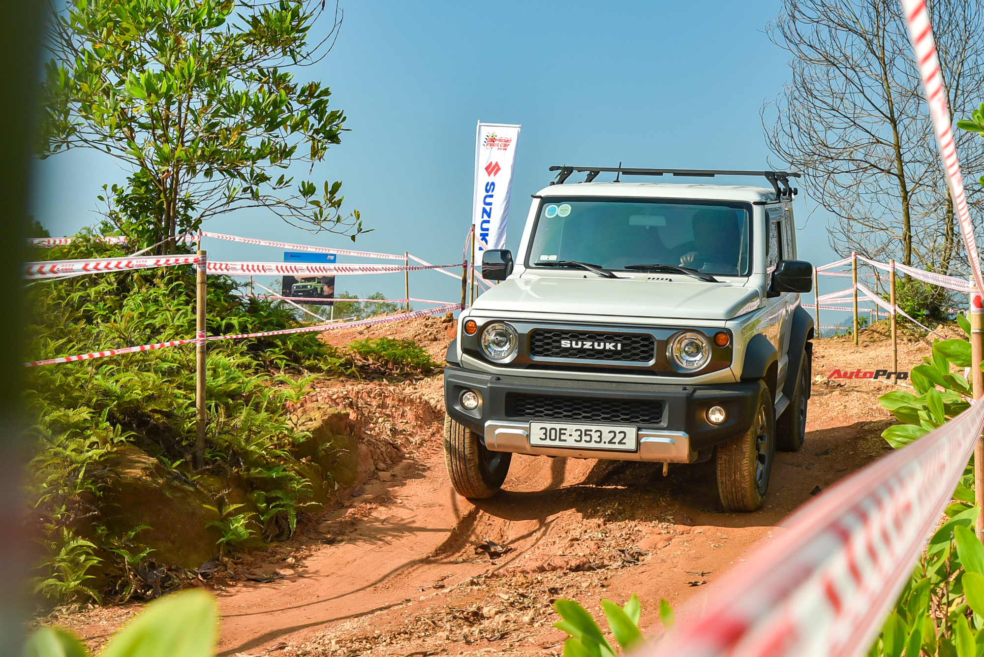 Trải nghiệm nhanh Suzuki Jimny trên đường off-road: Động cơ đủ dùng, hệ thống treo phải đặt đúng cung đường mới biết là 'ngon'- Ảnh 1.