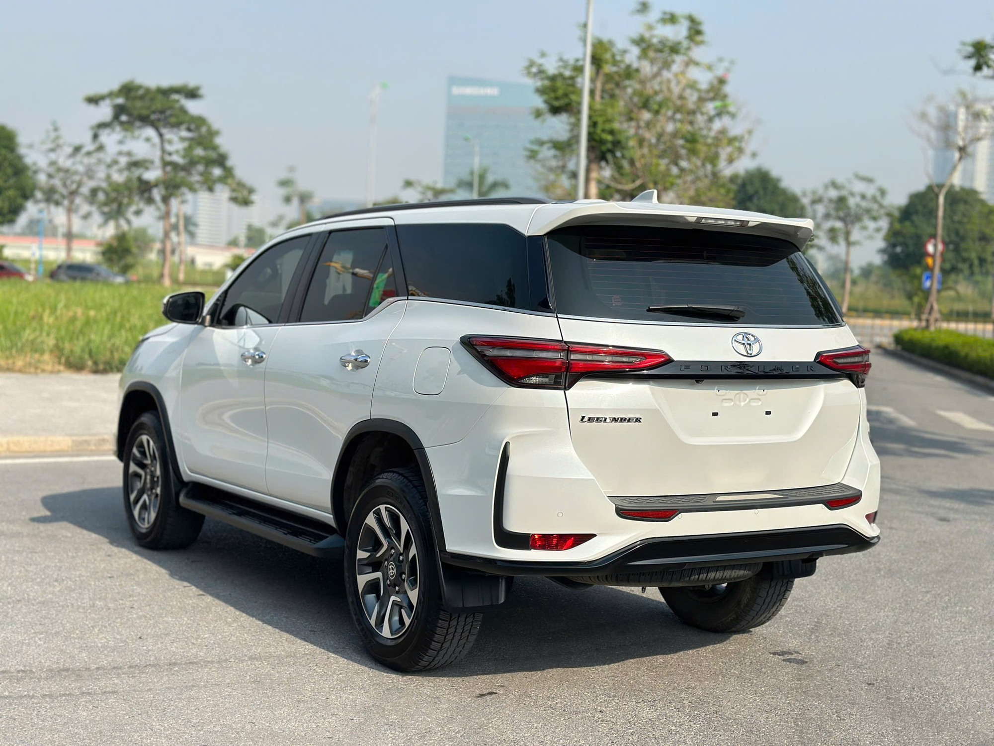 Đại lý báo Toyota Fortuner Legender thêm bản máy xăng tại Việt Nam: Đắt hơn máy dầu 5-45 triệu, bán ra tháng sau cạnh tranh Everest- Ảnh 3.