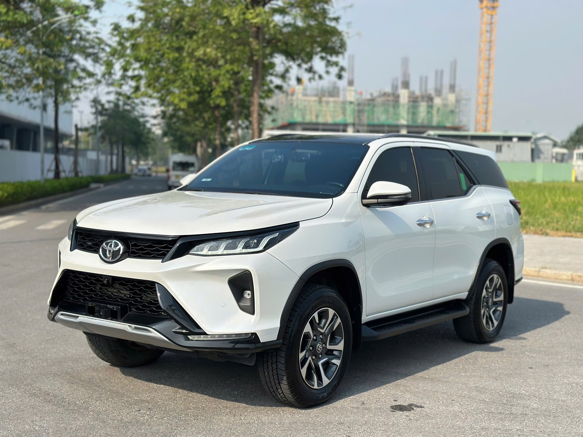 Đại lý báo Toyota Fortuner Legender thêm bản máy xăng tại Việt Nam: Đắt hơn máy dầu 5-45 triệu, bán ra tháng sau cạnh tranh Everest- Ảnh 2.